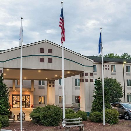 Manchester Inn & Suites Exterior photo