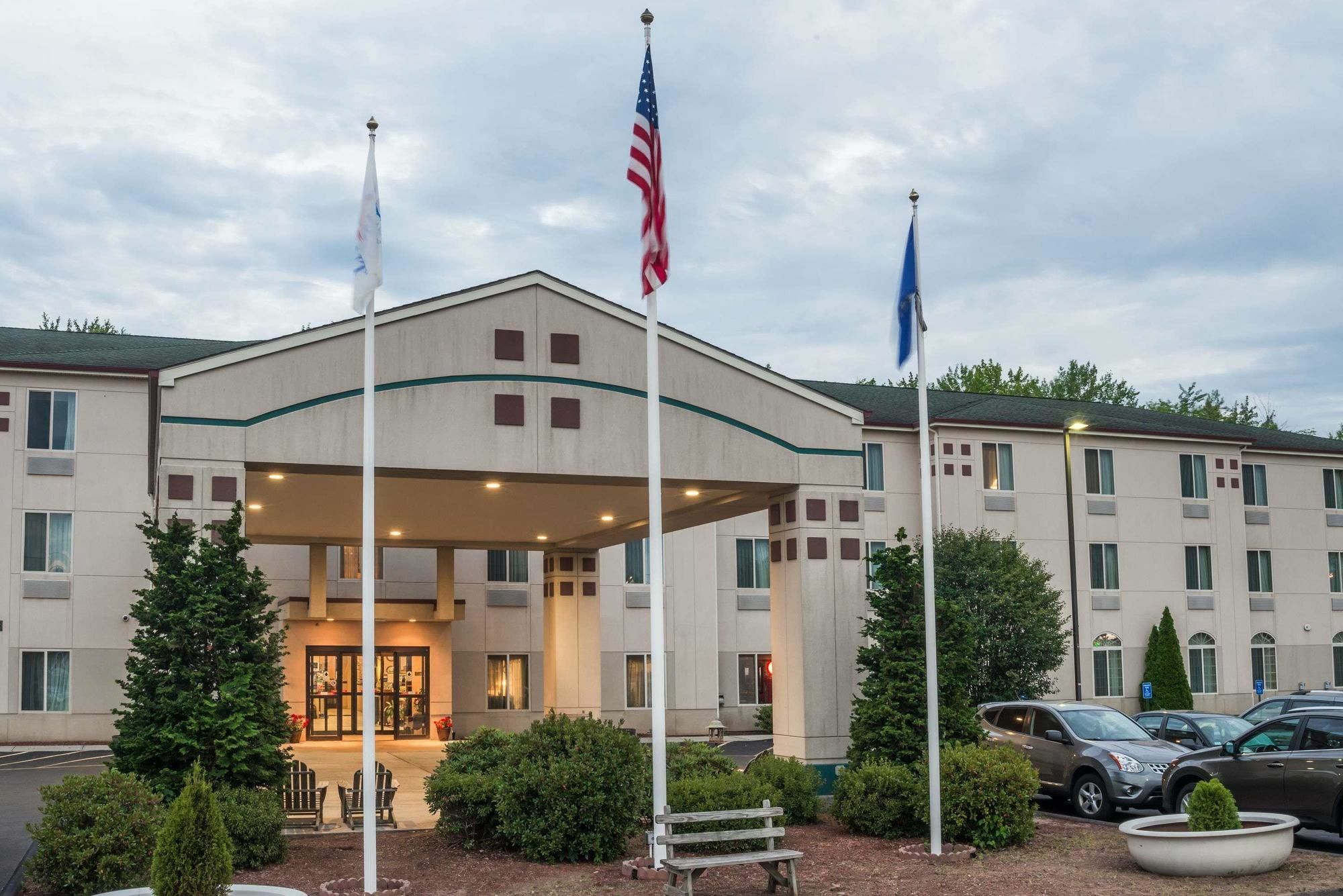 Manchester Inn & Suites Exterior photo